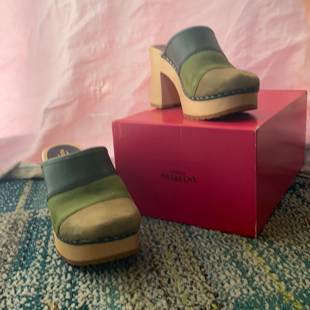Swedish Hasbeens 3 1/2” heel 1” platform multi green leather clog